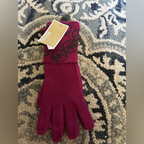 Michael Kors Women's Pink Gloves - Picture 1 of 2
